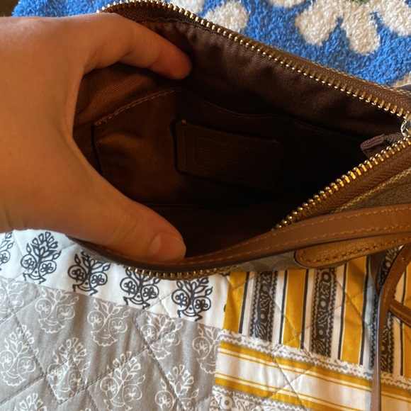 Coach Signature crossbody - Picture 3 of 5